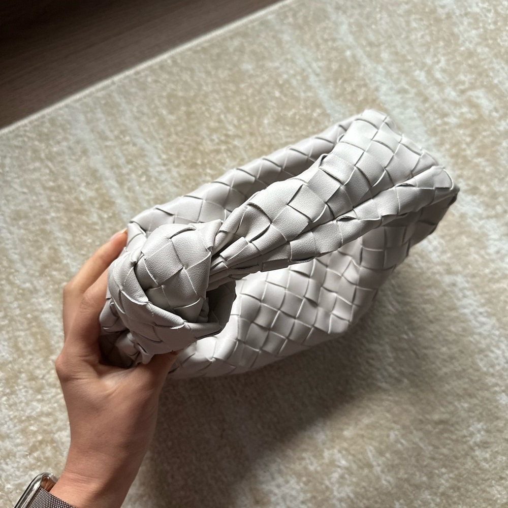 Elegant Woven Handbag in white - Picture 3 of 4